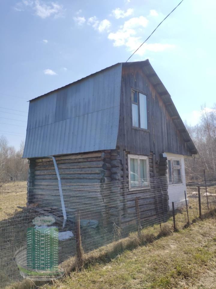 Предлагается к продаже дачный участок в СНТ Целинное по Ялуторовскому тракту – 10 минут от города по широкой трассе с разделителем.
Район п. Боровский.
Участок граничит с лесом, улица тупиковая. 
На участке имеется:
--летний дом в 2 этажа – первый этаж комната и  закрытая терасса, второй этаж – ко