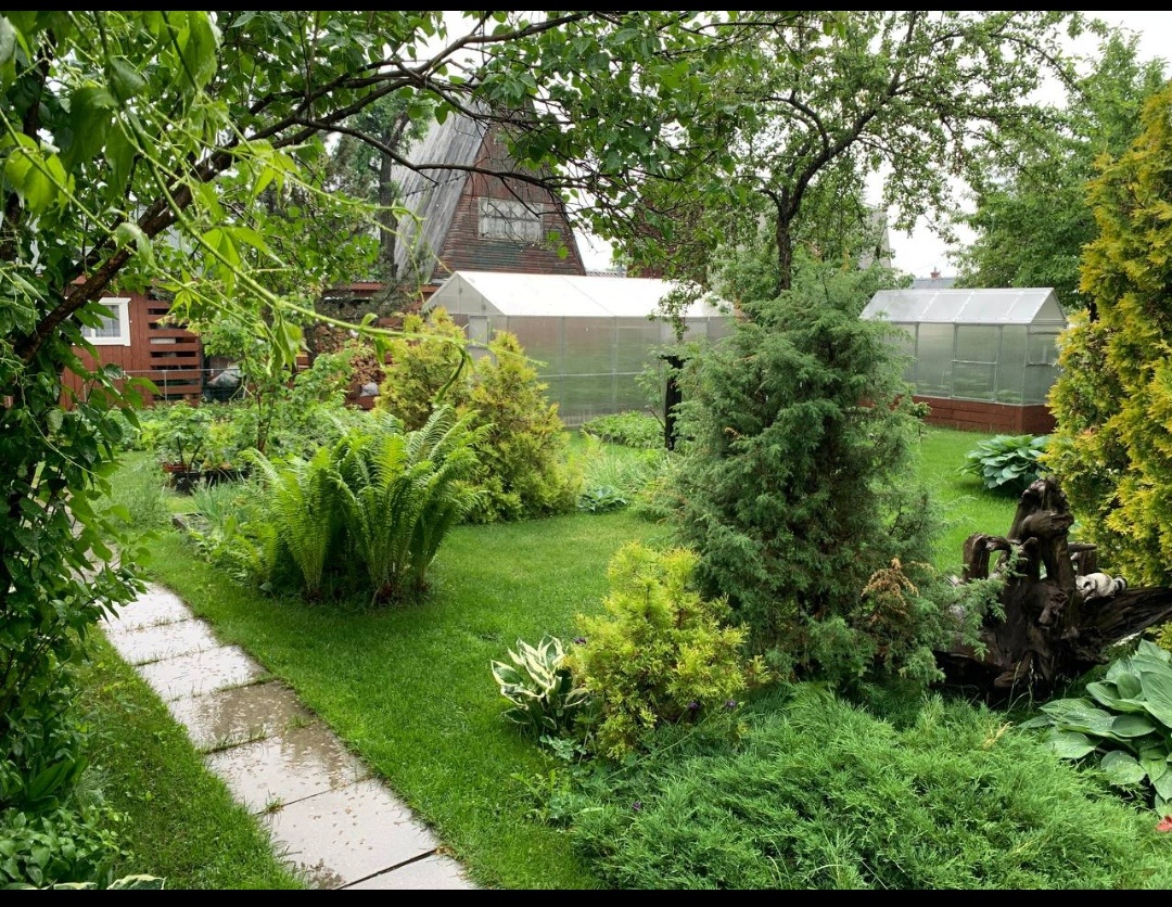 Продается отличная дача недалеко от ТРЦ Сити Мол по Тобольскому тракту снт Калинка. На участке имеется дом бревенчатый в 2 этажа, очень теплый, есть печь. А так же, есть баня, веранда. Теплица 3,5х5, плюс огуречная гряда. Насаждения: малина, смородина, голубика, брусника, груша, яблони 5 сортов, обл