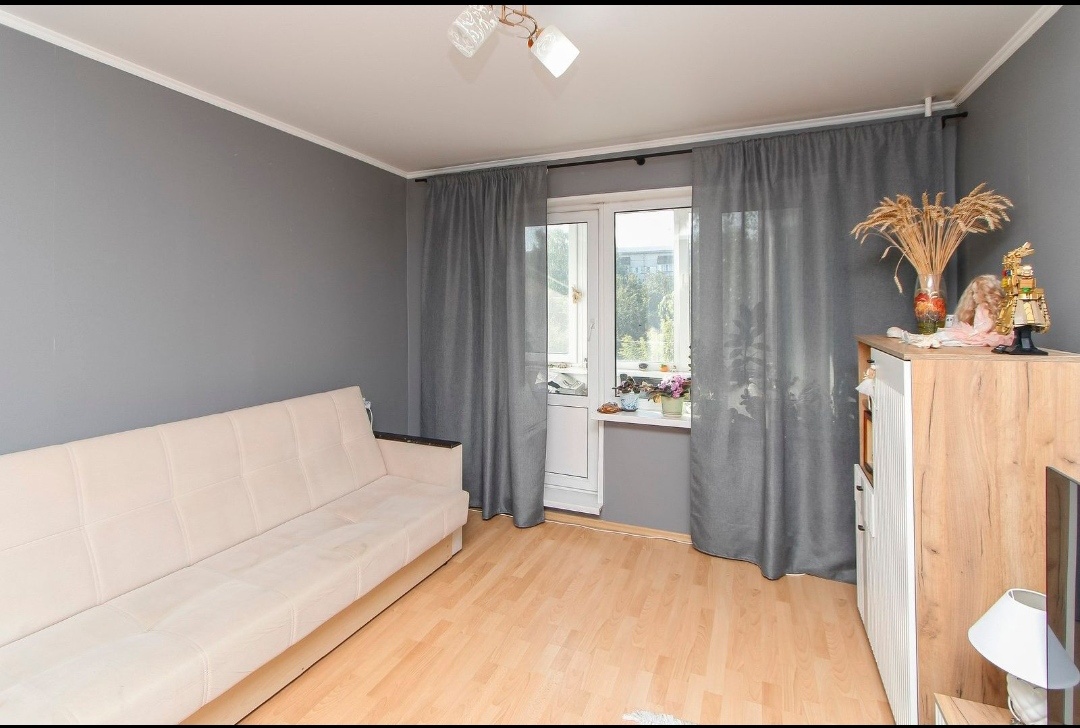 Продам очень уютную, светлую, теплую 2-х комнатную квартиру на 3-м этаже 5-и этажного дома. Год назад сделали новый современный ремонт под евро . Остается вся мебель  и кухня со встроенной техникой. А так же остаются два шкафа-купе в спальне и в прихожей. Балкон застеклённый.