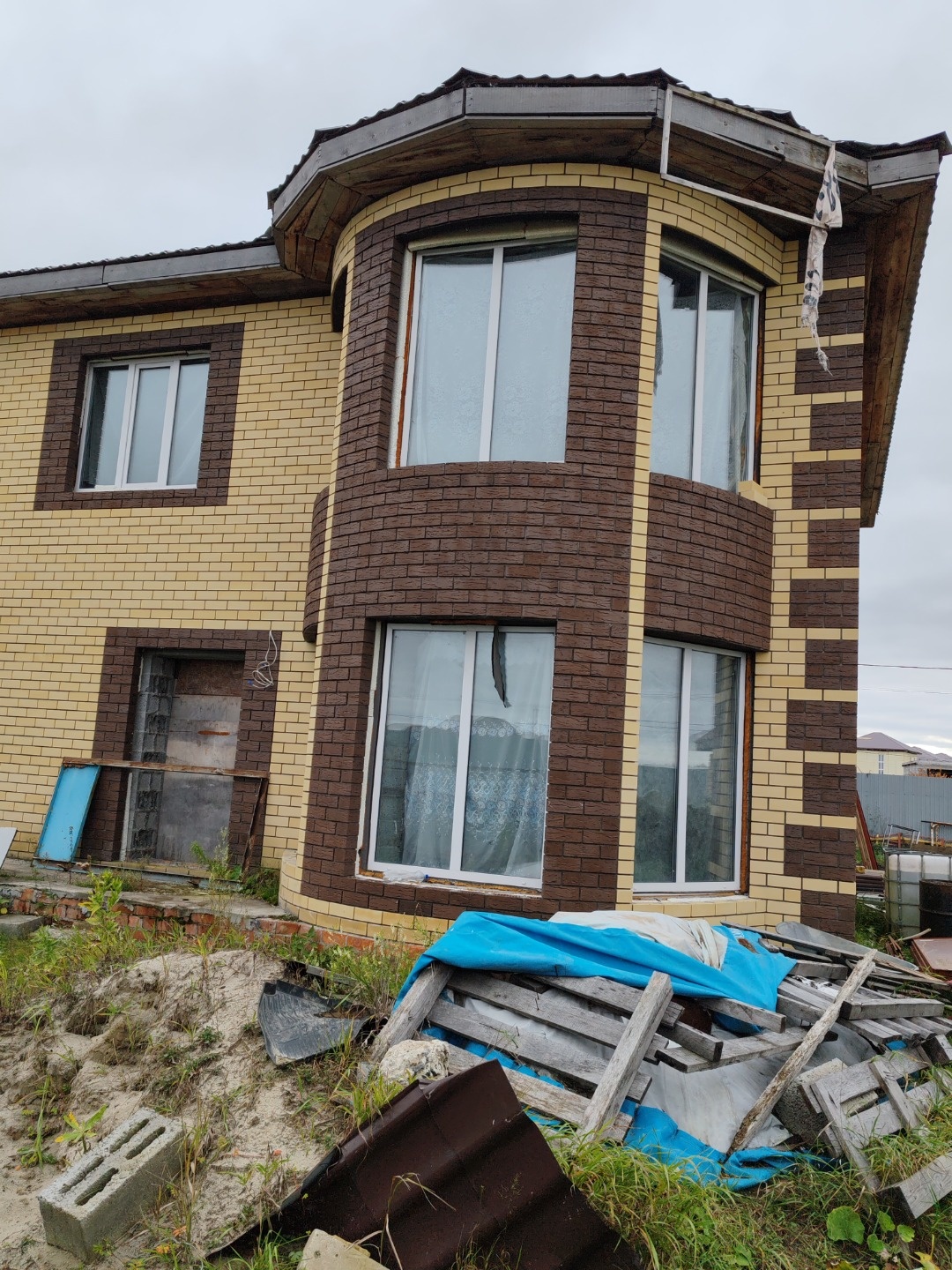 Предлагаю Вашему вниманию дом, в одном из лучших поселков вблизи Казарово. Площадь дома 147 кв.м, выполнен из керамзитоблоков 40х40 + утеплитель, кирпич облицовочный коричневый и желтый, расположенный на земельном участке 5,1 соток с улучшенной черновой отделкой. Кровля - гибкая черепица, окна и вит