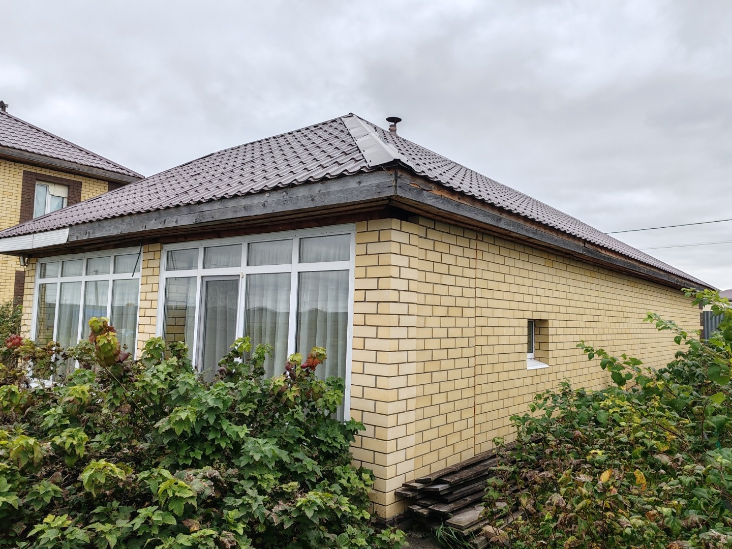 Предлагаю Вашему вниманию дом, в одном из лучших поселков вблизи Казарово. Площадь дома 124 кв.м, выполнен из керамзитоблоков 40х40 + утеплитель, кирпич облицовочный коричневый и желтый, расположенный на земельном участке 5,1 сотка с косметическим ремонтом. Кровля - гибкая черепица, окна и витражи -