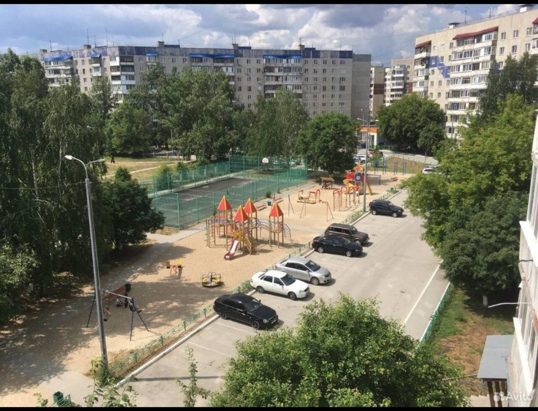 Просторная светлая двухкомнатная квартира на тихой улице, с большой гостиной, удобной спальней, современной кухней и качественным ремонтом. С одной стороны во дворе находится поликлиника №14, а с другой — два корпуса школы №70 и Дзюдо-Центр. В районе есть несколько детских садов, а также Детская шко